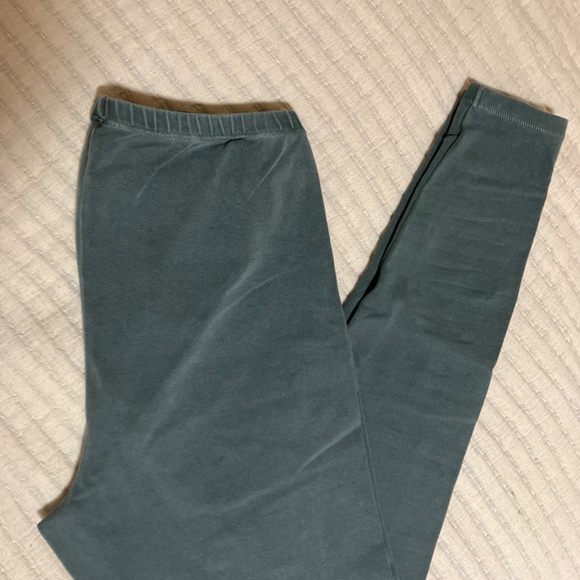 SKIMS Outdoor Legging in Malachite - Picture 4 of 5